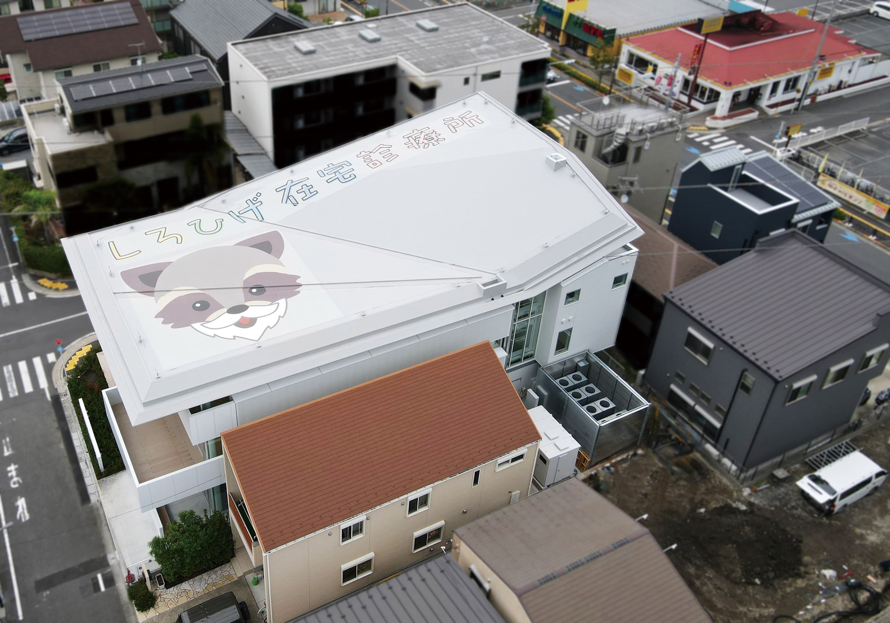 屋上全体に施設名とキャラクターを大きく配置し、屋上を情報発信に活用