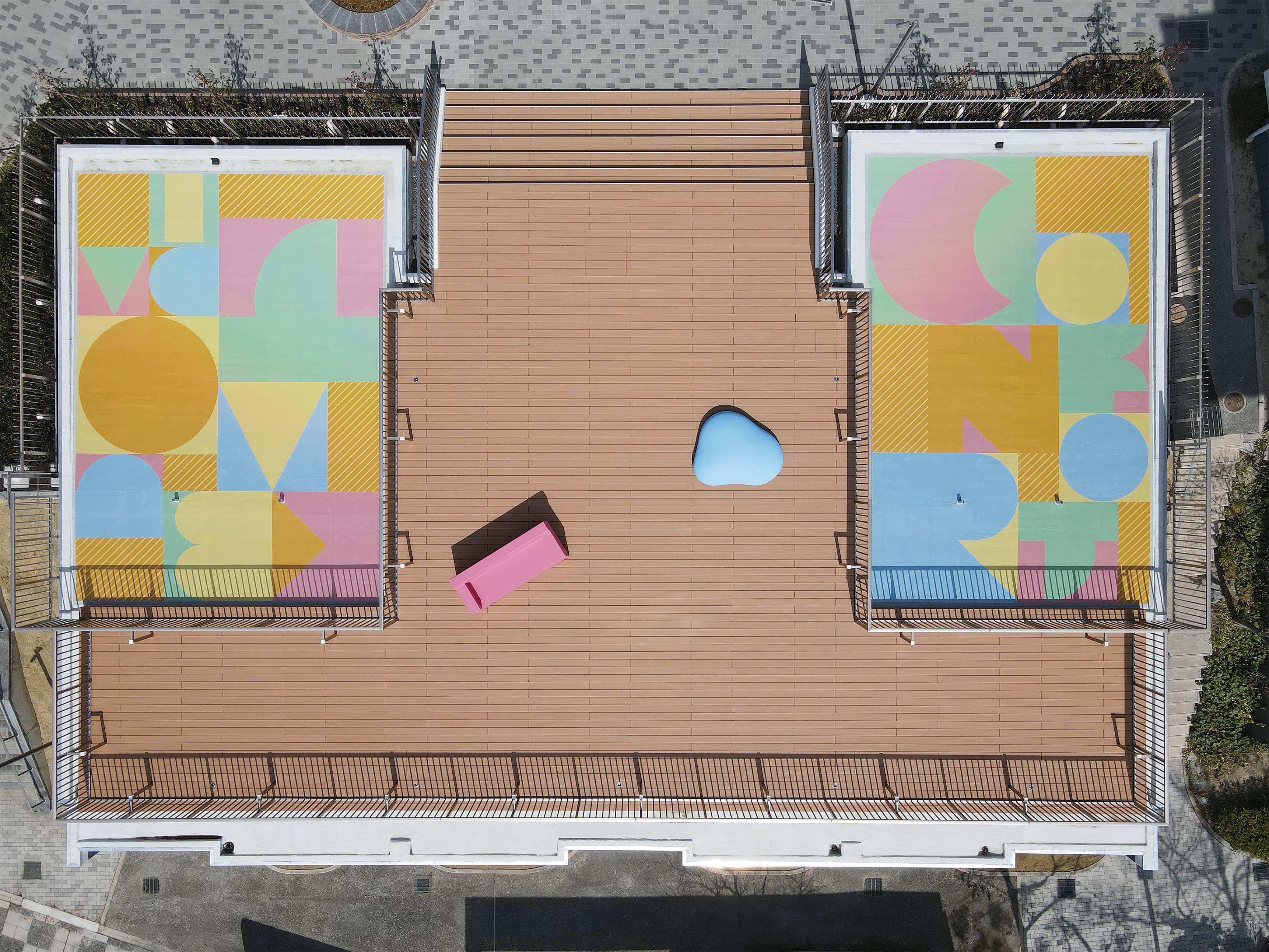 集合住宅の屋上防水層上へ施工。上空からも目を惹く第5のファサード